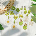 Pendientes de botón de flor verde de aguacate, pendientes de verano bonitos frescos, joyería de diseño creativo para mujeres, pendientes de acrílico, regalos